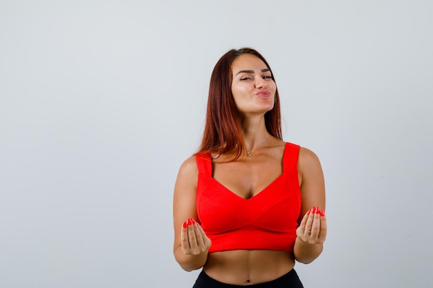 Mujer joven, con, pelo largo, en, un, naranja, camiseta sin mangas