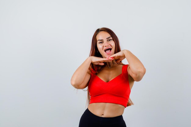 Mujer joven, con, pelo largo, en, un, naranja, camiseta sin mangas