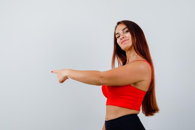 Mujer joven, con, pelo largo, en, un, naranja, camiseta sin mangas