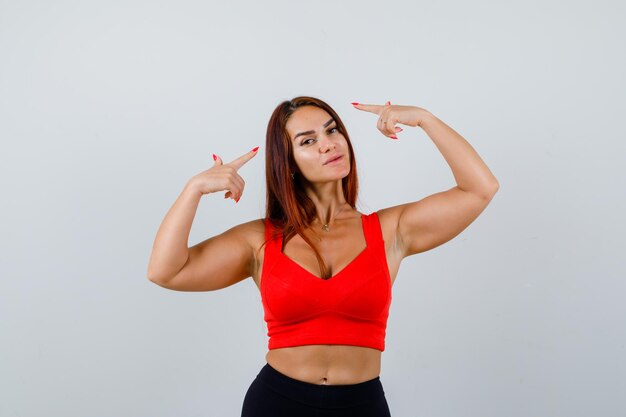 Mujer joven, con, pelo largo, en, un, naranja, camiseta sin mangas