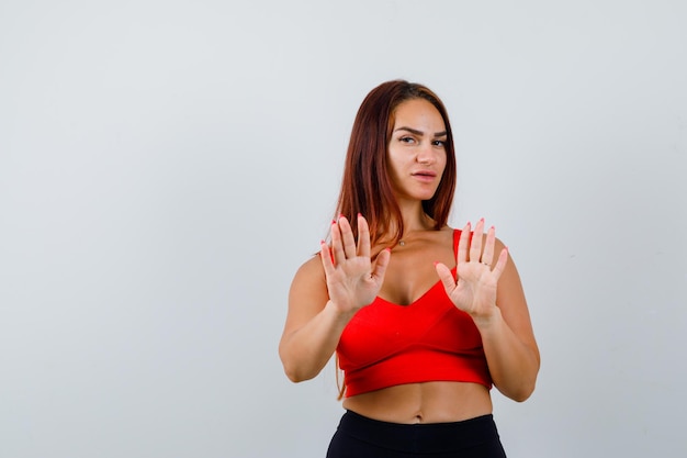 Mujer joven, con, pelo largo, en, un, naranja, camiseta sin mangas