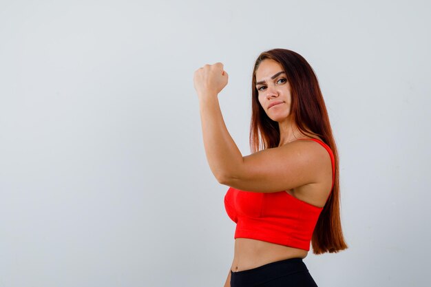 Mujer joven, con, pelo largo, en, un, naranja, camiseta sin mangas