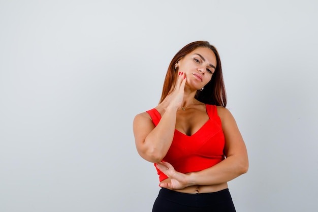 Mujer joven, con, pelo largo, en, un, naranja, camiseta sin mangas