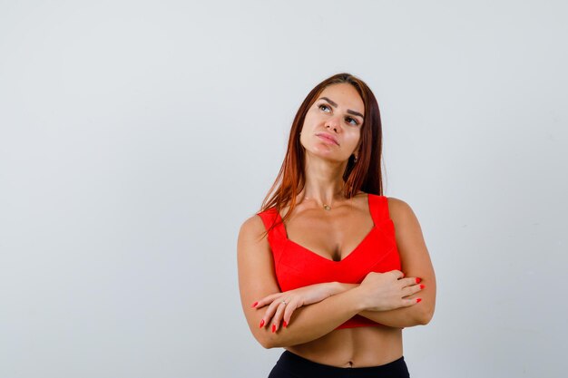 Mujer joven, con, pelo largo, en, un, naranja, camiseta sin mangas