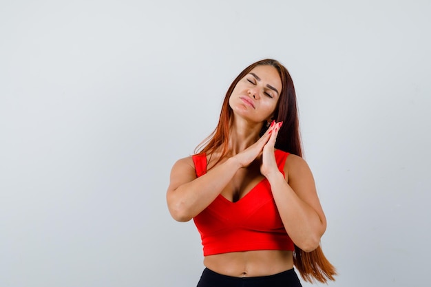 Mujer joven, con, pelo largo, en, un, naranja, camiseta sin mangas