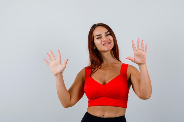 Mujer joven, con, pelo largo, en, un, naranja, camiseta sin mangas