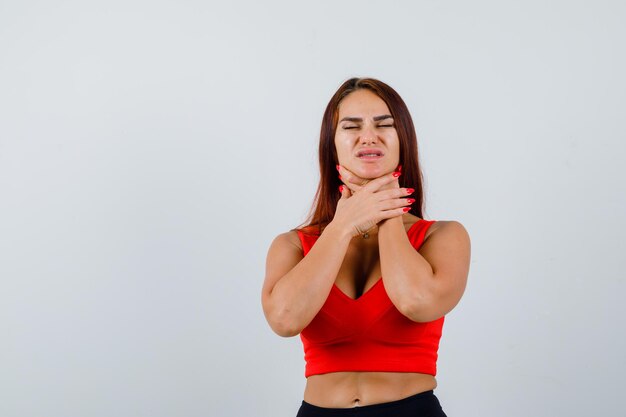 Mujer joven, con, pelo largo, en, un, naranja, camiseta sin mangas