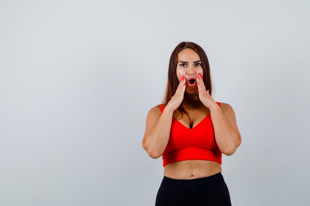 Mujer joven, con, pelo largo, en, un, naranja, camiseta sin mangas