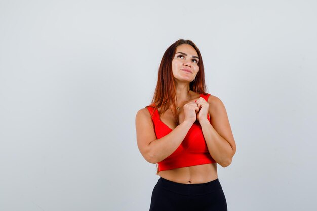 Mujer joven, con, pelo largo, en, un, naranja, camiseta sin mangas