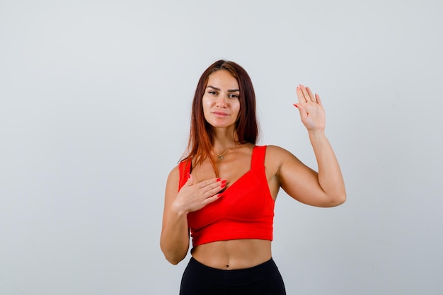 Mujer joven, con, pelo largo, en, un, naranja, camiseta sin mangas