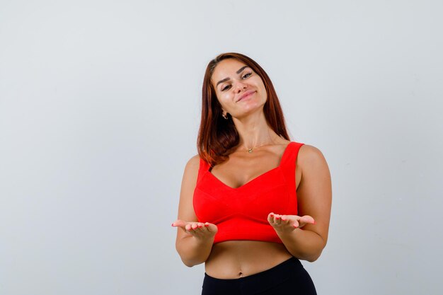 Mujer joven, con, pelo largo, en, un, naranja, camiseta sin mangas