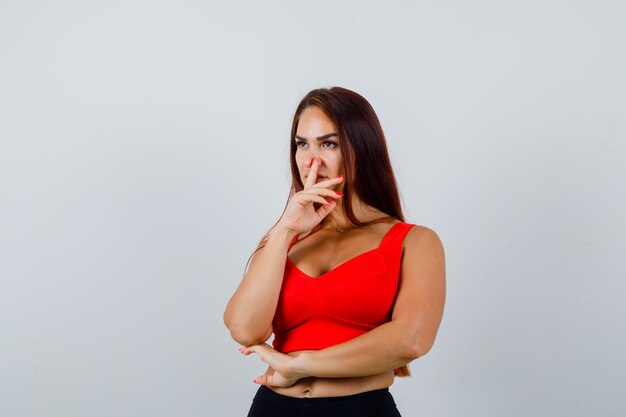 Mujer joven, con, pelo largo, en, un, naranja, camiseta sin mangas