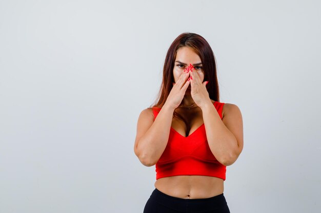 Mujer joven, con, pelo largo, en, un, naranja, camiseta sin mangas