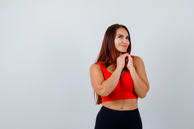 Mujer joven, con, pelo largo, en, un, naranja, camiseta sin mangas