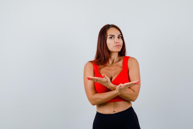 Mujer joven, con, pelo largo, en, un, naranja, camiseta sin mangas