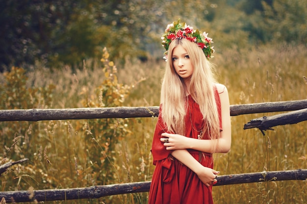 Mujer joven con el pelo liso con un vestido rojo