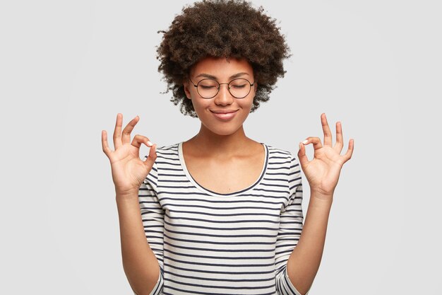 Mujer joven, con, pelo rizado, llevando, blusa rayada