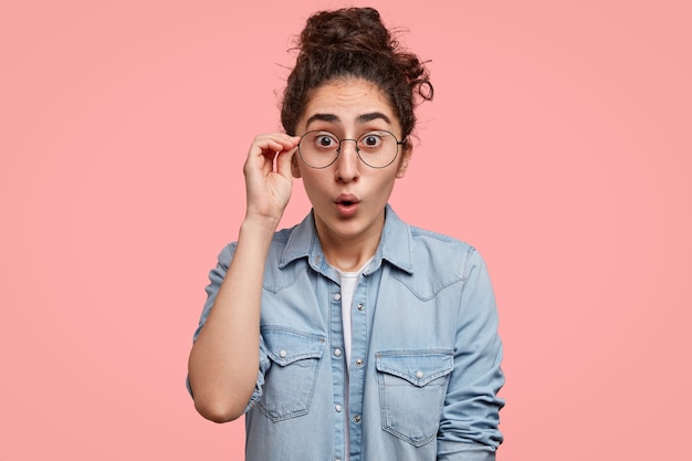 Mujer joven, con, pelo rizado, llevando, camisa vaquera