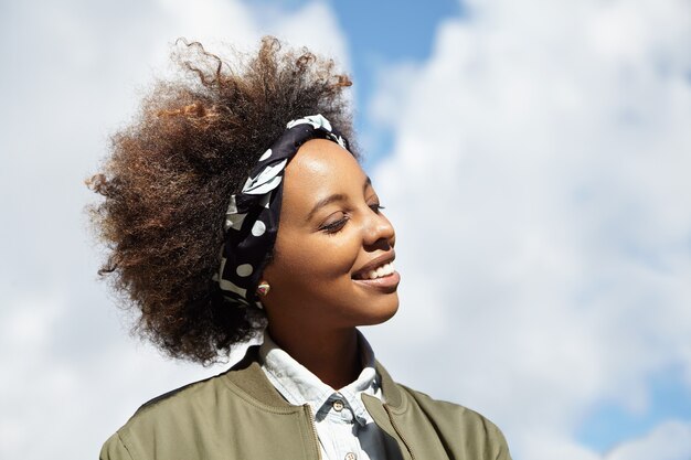 Mujer joven, con, pelo rizado, llevando, pañuelo