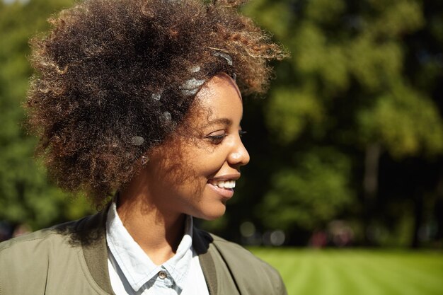 Mujer joven, con, pelo rizado, llevando, pañuelo