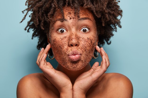 Mujer joven, con, pelo rizado, con, mascarilla