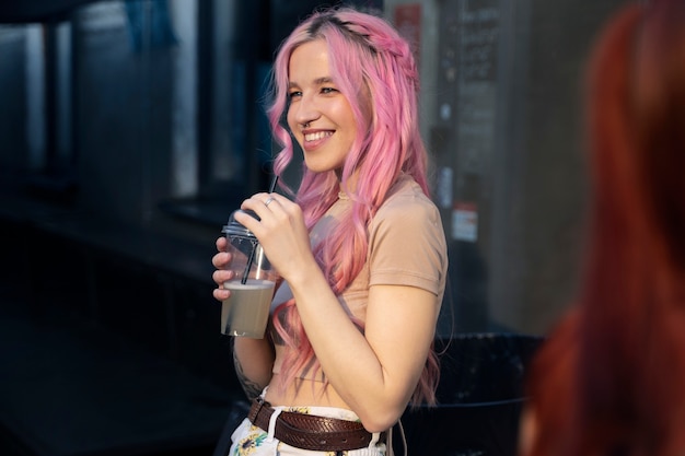 Foto gratuita mujer joven, con, pelo rosa, sonriente