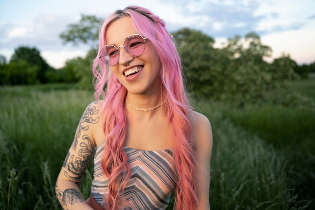 mujer joven, con, pelo rosa, sonriente