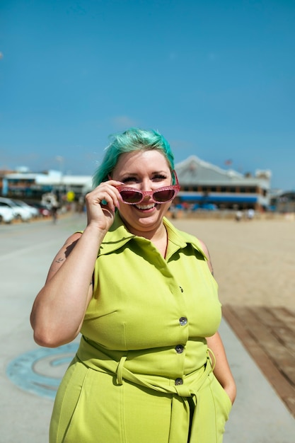 mujer joven, con, pelo teñido, cerca, playa