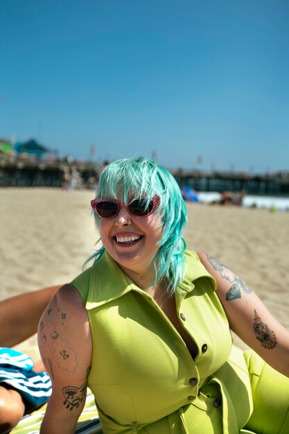 mujer joven, con, pelo teñido, cerca, playa