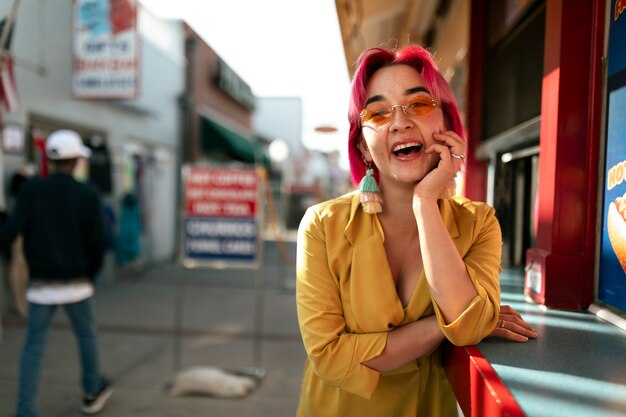 mujer joven, con, pelo teñido, cerca, tienda