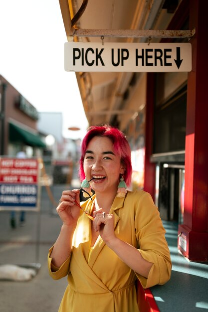 mujer joven, con, pelo teñido, cerca, tienda