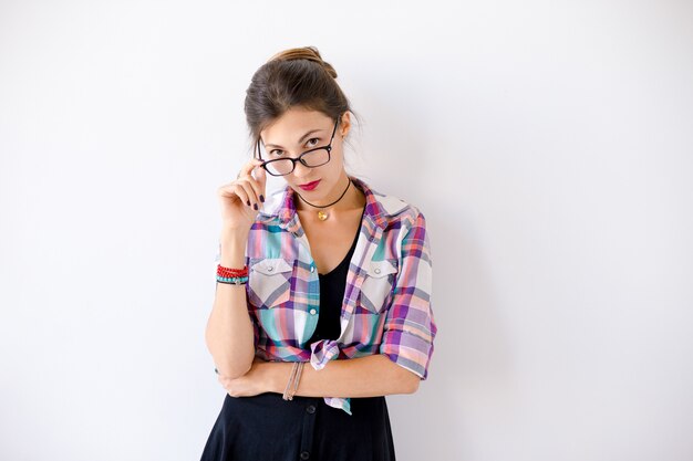 Mujer joven pensativa con gafas