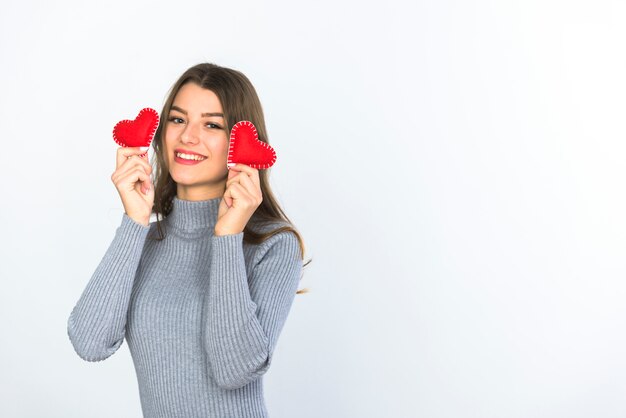 Mujer joven con pequeños corazones en las manos