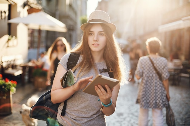 Mujer joven perdida en la ciudad viajando por todo el mundo Alegría de hacer turismo en sus ojos Concepto de estilo de vida de viaje