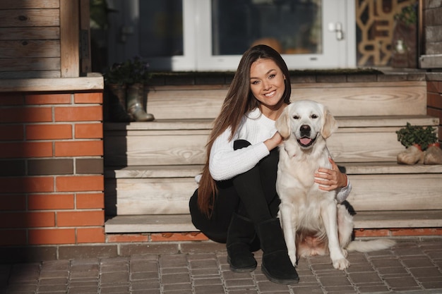 mujer joven con perro perdiguero al aire libre