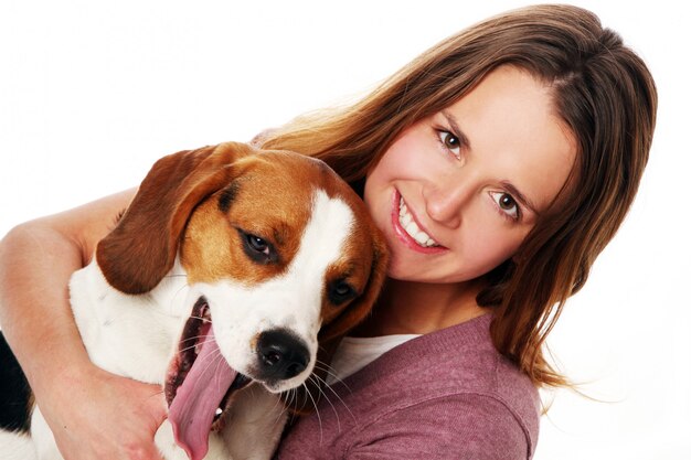 Mujer joven con perro