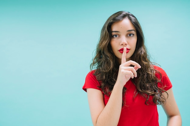 Mujer joven pidiendo silencio