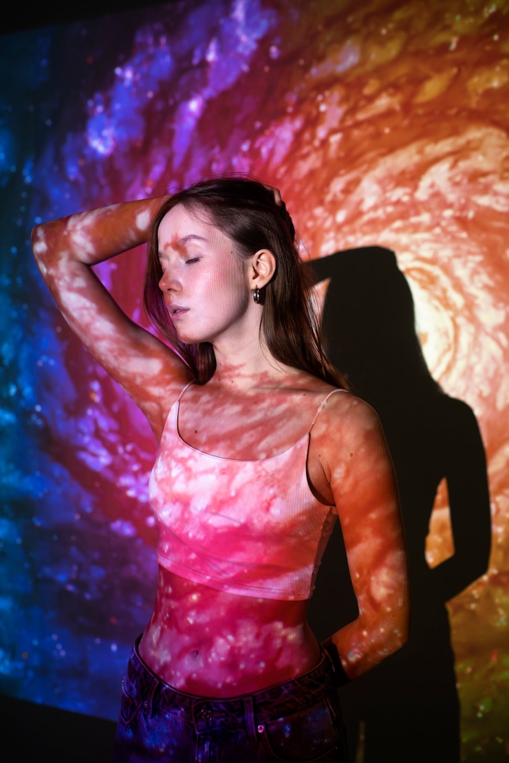 Foto gratuito mujer joven de pie en la proyección de textura del universo