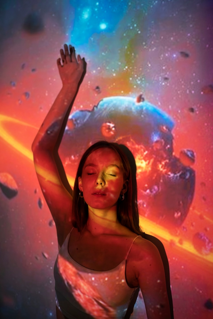 Foto gratuito mujer joven de pie en la proyección de textura del universo