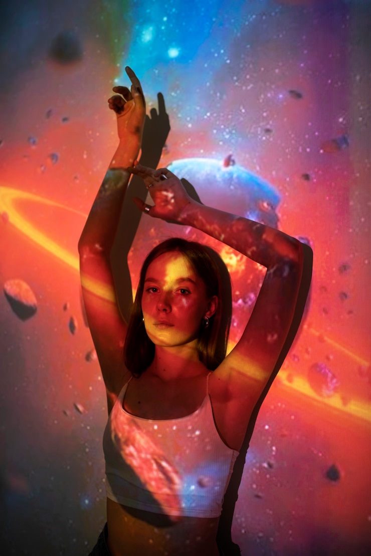 Foto gratuito mujer joven de pie en la proyección de textura del universo