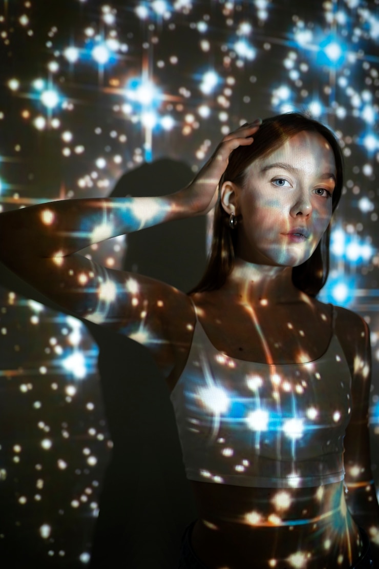 Foto gratuito mujer joven de pie en la proyección de textura del universo