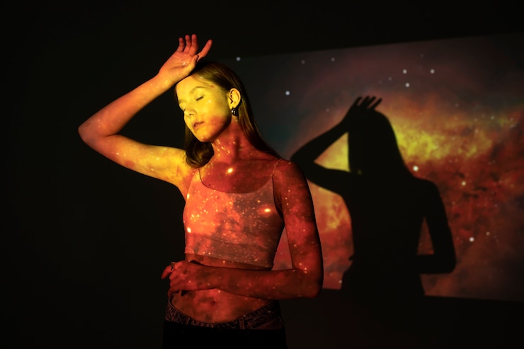 Foto gratuito mujer joven de pie en la proyección de textura del universo