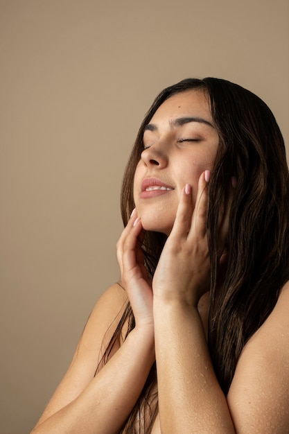 Mujer joven con piel hidratada plano medio