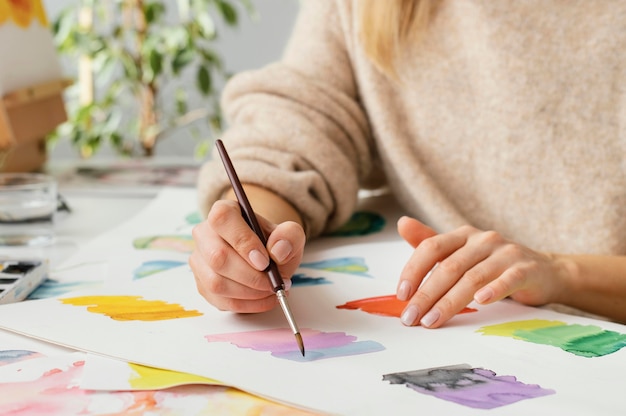 Mujer joven pintando con acuarelas