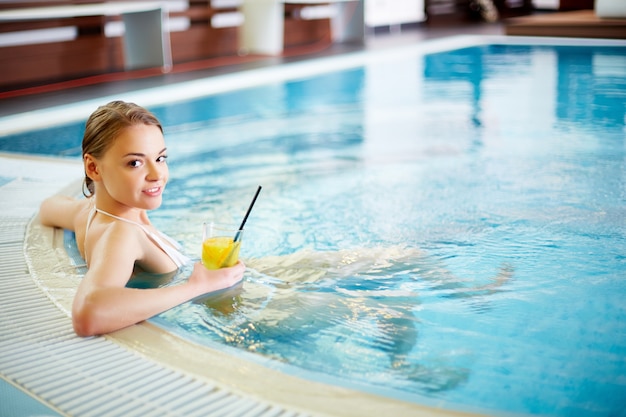 Mujer joven en la piscina