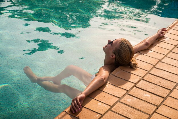 Mujer joven en la piscina