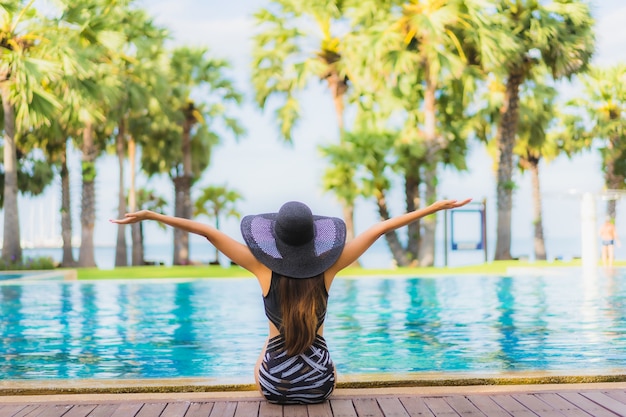 Mujer joven, en la piscina