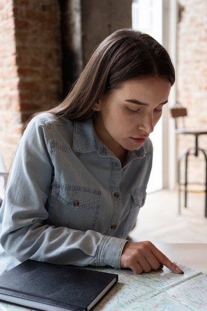 Mujer joven planeando un viaje en un café