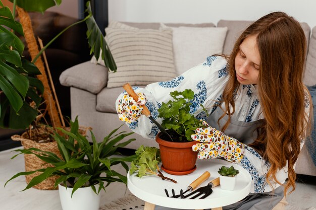 Mujer joven plantar en casa