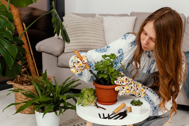 Mujer joven plantar en casa